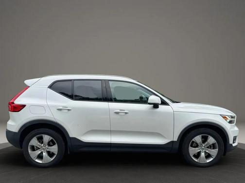 2021 Volvo XC40 T5 Momentum