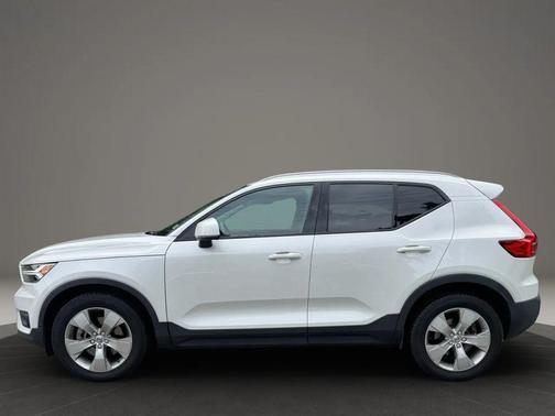 2021 Volvo XC40 T5 Momentum