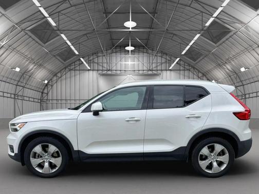 2021 Volvo XC40 T5 Momentum