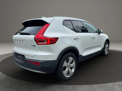 2021 Volvo XC40 T5 Momentum