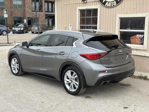 2018 INFINITI QX30 LUXE
