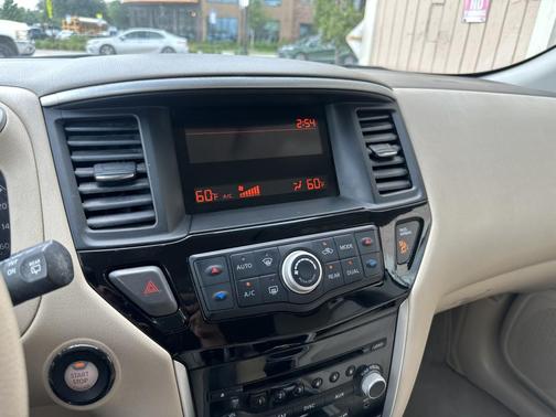 2013 Nissan Pathfinder LE