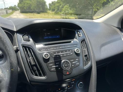 Red 2016 Ford Focus SE