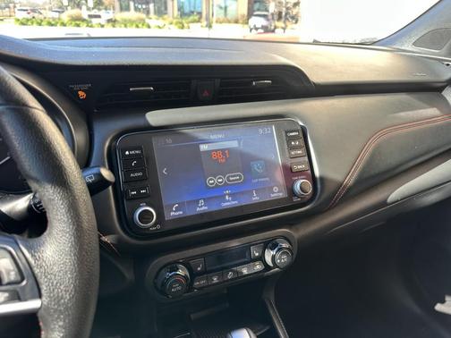 2022 Nissan Kicks SR