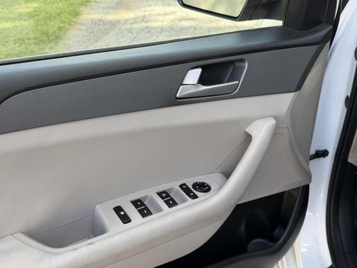 White 2017 Hyundai SONATA SE