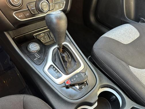 Brilliant Black Crystal Pearlcoat 2014 Jeep Cherokee Latitude