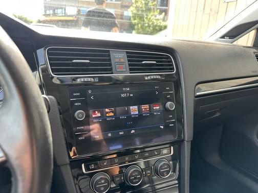 Deep Black Pearl Metallic 2018 Volkswagen Golf SportWagen TSI SEL