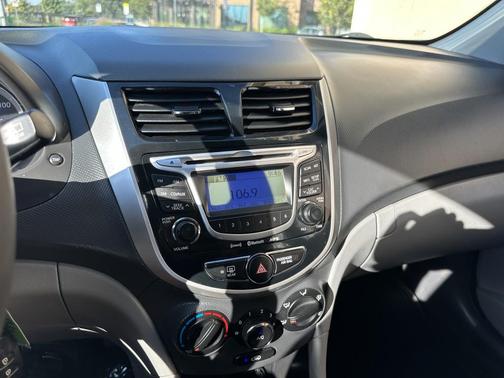 2012 Hyundai Accent SE