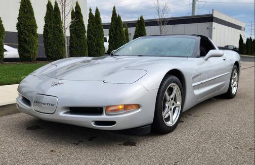 Silver Sebring Metallic 1998 Chevrolet Corvette Base