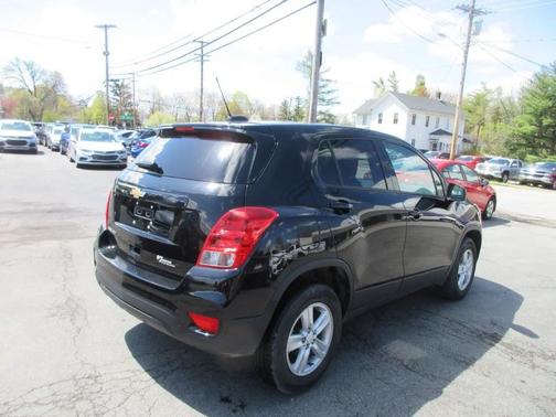Mosaic Black Metallic 2022 Chevrolet Trax LS