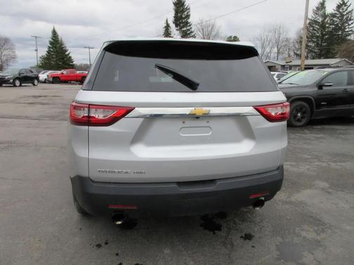 Silver Ice Metallic 2019 Chevrolet Traverse LS