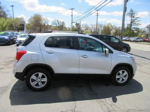 Silver Ice Metallic 2020 Chevrolet Trax LT