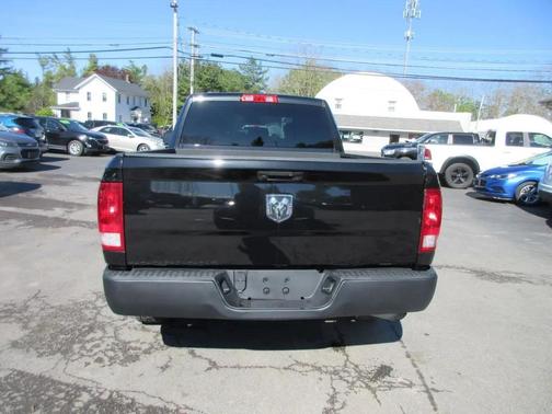 Brilliant Black Crystal Pearlcoat 2019 RAM 1500 Tradesman