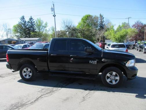 Brilliant Black Crystal Pearlcoat 2019 RAM 1500 Tradesman