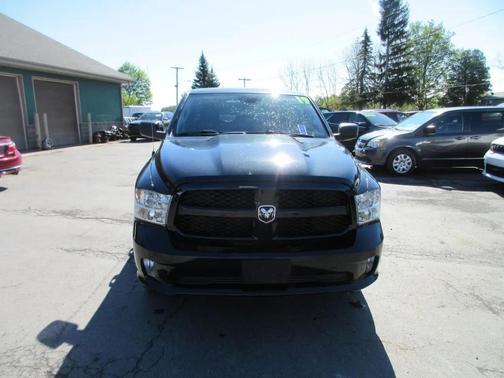 Brilliant Black Crystal Pearlcoat 2019 RAM 1500 Tradesman