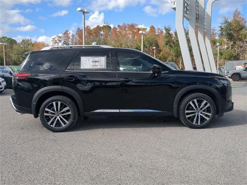2025 Nissan Pathfinder Platinum 4WD