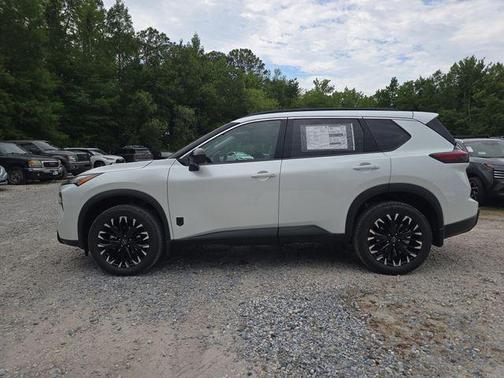 Everest White Pearl Tricoat 2026 Nissan Rogue Dark Armor