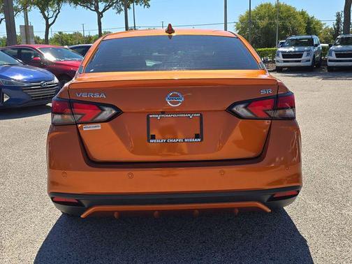 Monarch Orange Pearl Met 2021 Nissan Versa 1.6 S