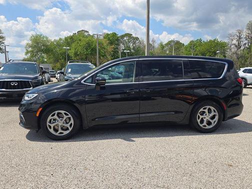 Diamond Black Crystal Pearlcoat 2024 Chrysler Pacifica Limited