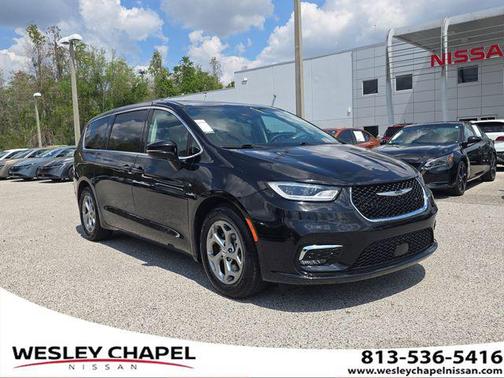 Diamond Black Crystal Pearlcoat 2024 Chrysler Pacifica Limited