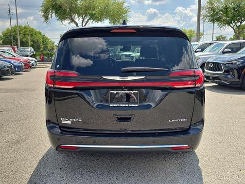 Diamond Black Crystal Pearlcoat 2024 Chrysler Pacifica Limited