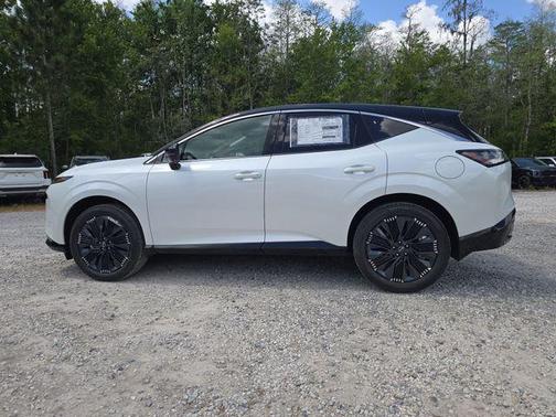 Everest White Pearl Tricoat/Super Black 2026 Nissan Murano Platinum