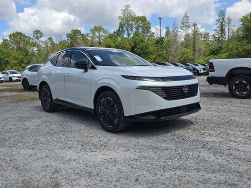 Everest White Pearl Tricoat/Super Black 2026 Nissan Murano Platinum