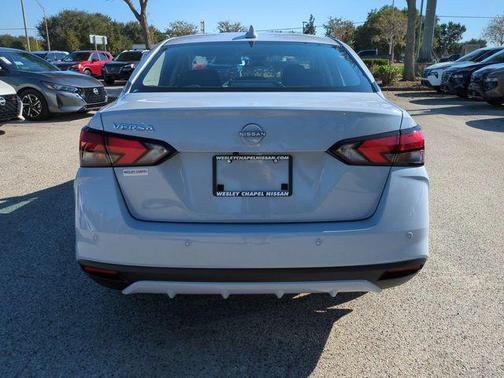 Gray Sky Pearl 2025 Nissan Versa 1.6 SV