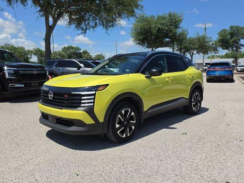 Yuzu Yellow Metallic/Super Black 2025 Nissan Kicks SR