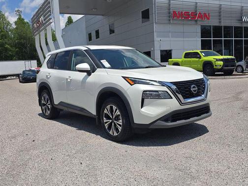 Pearl White Tricoat 2023 Nissan Rogue SV