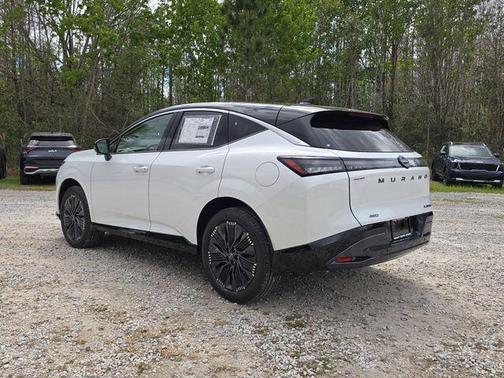 Everest White Pearl Tricoat/Super Black 2026 Nissan Murano Platinum