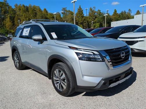 2025 Nissan Pathfinder SL FWD