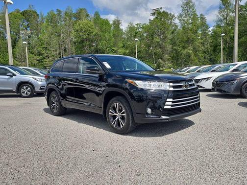 Midnight Black Metallic 2017 Toyota Highlander LE Plus