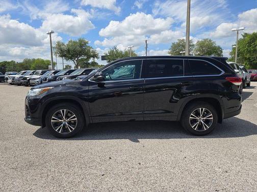 Midnight Black Metallic 2017 Toyota Highlander LE Plus