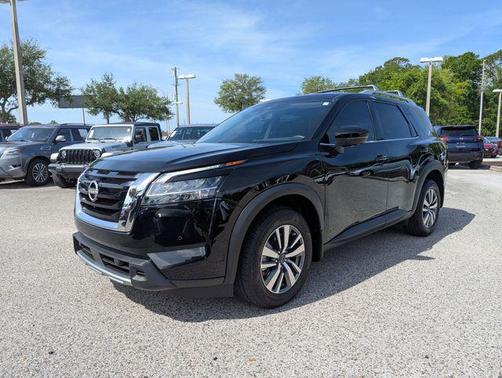 Super Black 2024 Nissan Pathfinder SL 4WD