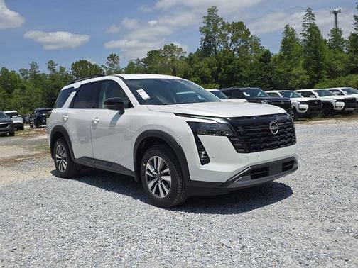 Everest White Pearl Tricoat 2026 Nissan Pathfinder SL