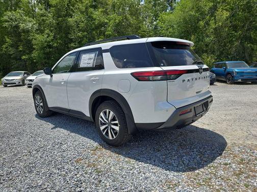 Everest White Pearl Tricoat 2026 Nissan Pathfinder SL