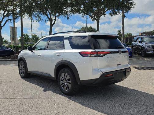 Brilliant Silver Metallic 2024 Nissan Pathfinder SV FWD