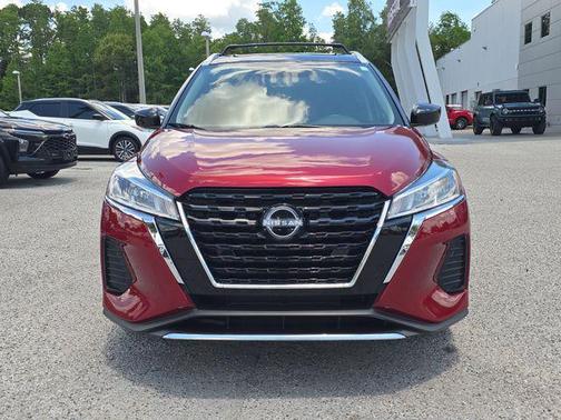 Scarlet Ember Tintcoat/Super Black 2024 Nissan Kicks SV