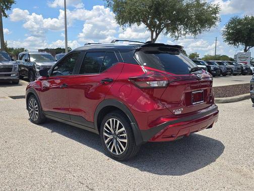 Scarlet Ember Tintcoat/Super Black 2024 Nissan Kicks SV