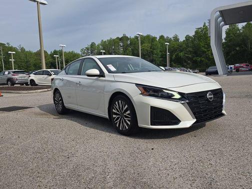 Pearl White Tricoat 2024 Nissan Altima 2.5 SV
