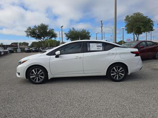 Aspen White Tricoat 2025 Nissan Versa 1.6 SV
