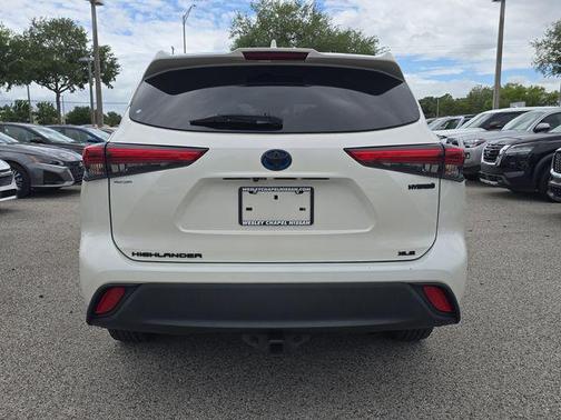 Blizzard Pearl 2021 Toyota Highlander Hybrid XLE