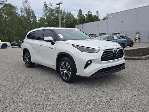 Blizzard Pearl 2021 Toyota Highlander Hybrid XLE