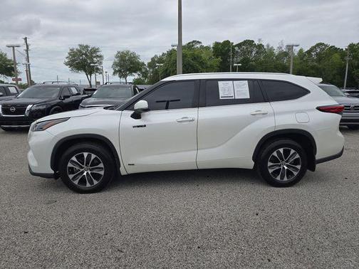 Blizzard Pearl 2021 Toyota Highlander Hybrid XLE