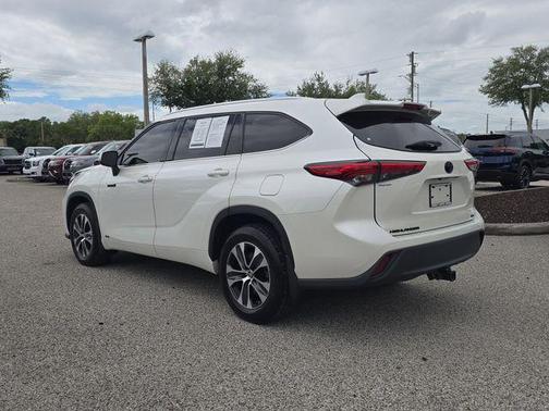 Blizzard Pearl 2021 Toyota Highlander Hybrid XLE
