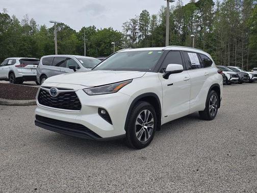 Blizzard Pearl 2021 Toyota Highlander Hybrid XLE
