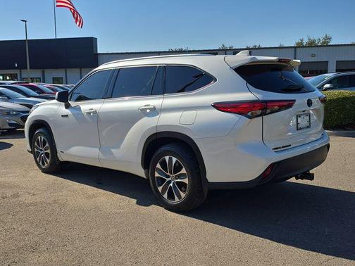 Blizzard Pearl 2021 Toyota Highlander Hybrid XLE