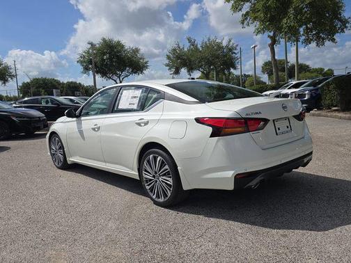 Pearl White Tricoat 2026 Nissan Altima 2.5 SV