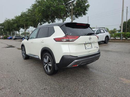 Pearl White Tricoat/Super Black 2023 Nissan Rogue SL